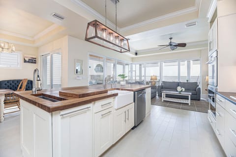 A fully equipped chef's kitchen and bar seating for an aperitif with guests