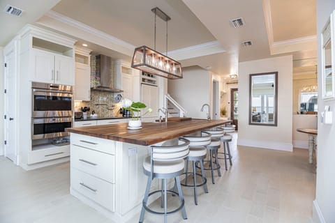 A fully equipped chef's kitchen and bar seating for an aperitif with guests