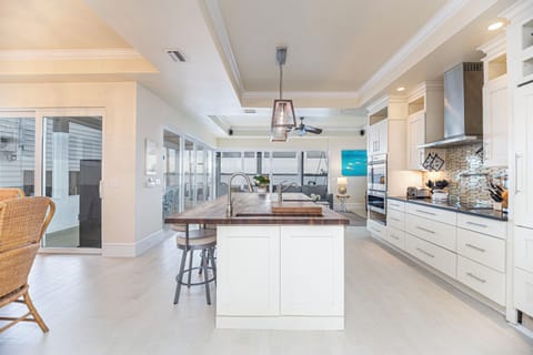 A fully equipped chef's kitchen and bar seating for an aperitif with guests