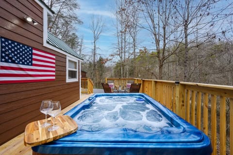 Imagine yourself relaxing in this clean, luxurious hot tub! You'll never want to get out