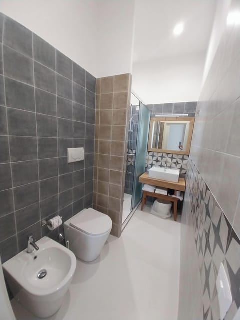 Deluxe Double Room, Balcony | Bathroom | Rainfall showerhead, hair dryer, bidet, towels