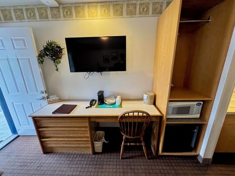 Double Room 2 Queen Beds NO PETS! | Individually furnished, desk, soundproofing, free WiFi