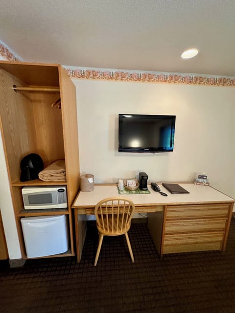 Single Queen Pet Friendly | Living area | 32-inch flat-screen TV with cable channels, TV