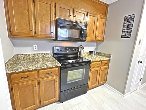 Kitchen: Stove, Oven, & Microwave