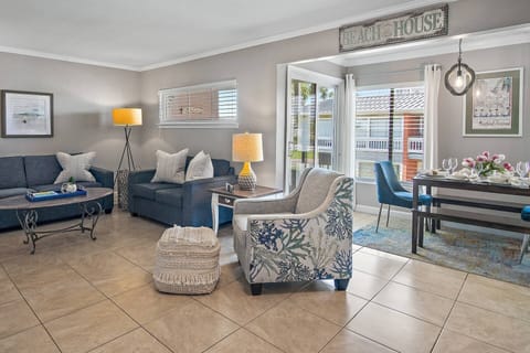 Living Area - Great Space for Relaxing & Catching up With Friends & Family