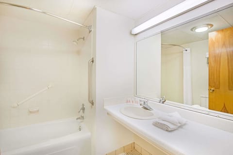 Combined shower/tub, eco-friendly toiletries, hair dryer, towels