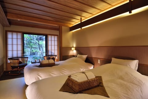 Premium bedding, down comforters, in-room safe, free WiFi