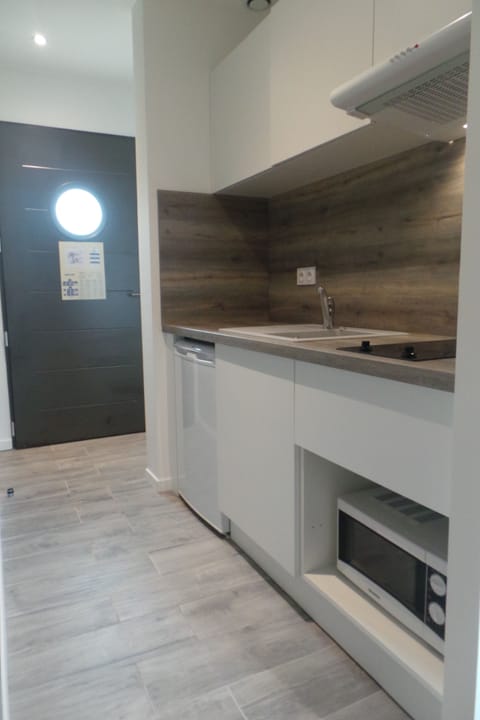 Appart'Hotel ( Studio Prestation Hotel ) | Private kitchenette | Fridge, electric kettle