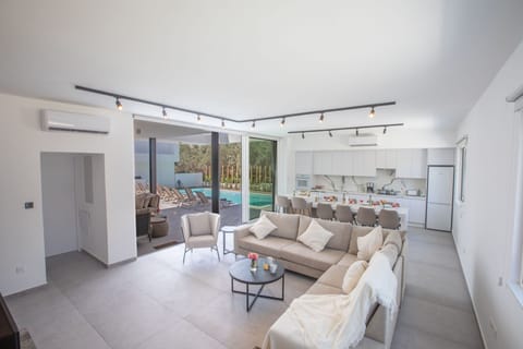 Villa, 5 Bedrooms, Smoking, Private Pool | Interior
