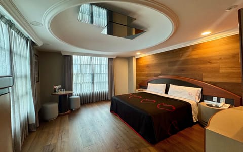 Standard Room, 1 King Bed | In-room safe, free WiFi, bed sheets