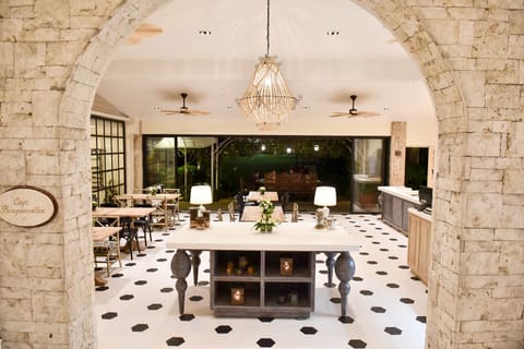 2 restaurants; breakfast, lunch, and dinner served