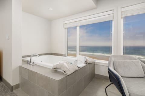 Signature Room, 1 King Bed, Jetted Tub, Ocean View | Jetted tub