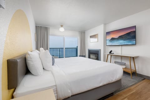 Deluxe Suite, Fireplace, Ocean View | Premium bedding, desk, laptop workspace, blackout drapes