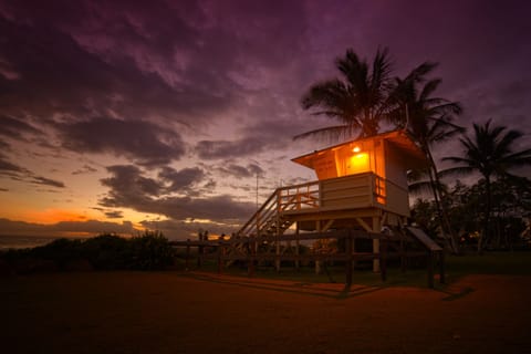 At Kamaole Beach Park II, the sun dips below the horizon and creates a stunning purple sky at twilight. This lifeguard tower is just a 3-minute walk from the front door of your condo.
