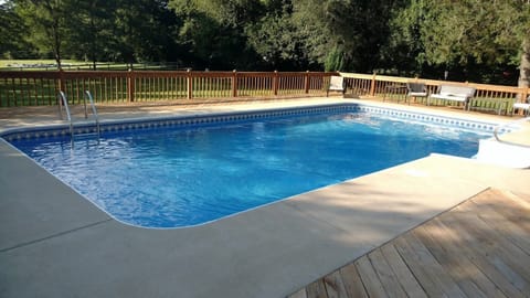 May-Sept., 4 ft. at one end, 6 ft. at the other. Booked guest use only.