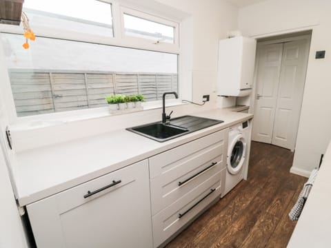 Cottage | Private kitchen | Fridge, dishwasher, electric kettle, toaster