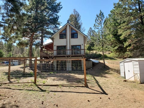 The cabin has a fully fenced-in dog-run area. 
