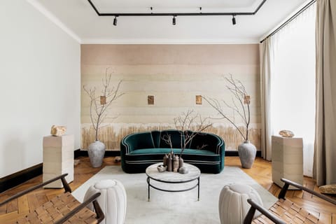 Executive Suite | Living area | 49-inch flat-screen TV with satellite channels, TV, Netflix