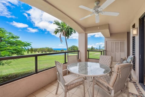 Front-row seats to golf greens, palm breezes, and Big Island sunshine