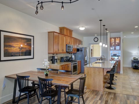 Condo 224 - Fully Furnished Kitchen & Dining Space