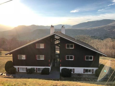 Escape to Chalet in the Sky this spring, where elevated living meets breathtaking mountain views. Experience the perfect blend of comfort, fresh mountain air, and blooming landscapes. 🌸🌿🏔️