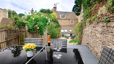 Courtyard Garden from top decking, Hillside Cottage, Bolthole Retreats