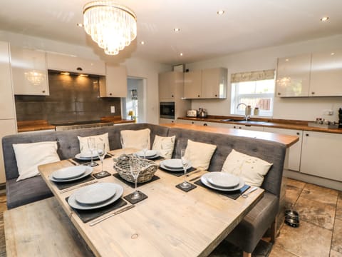 Cottage | Private kitchen | Fridge, dishwasher, electric kettle, toaster