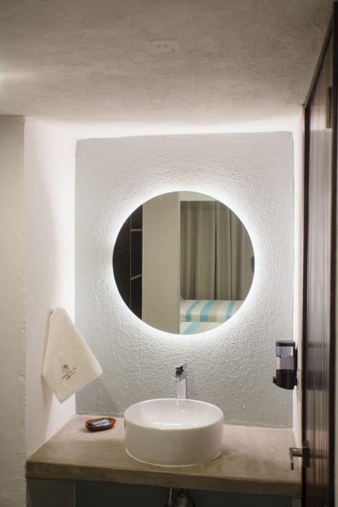 Family Room | Bathroom | Shower, rainfall showerhead, towels