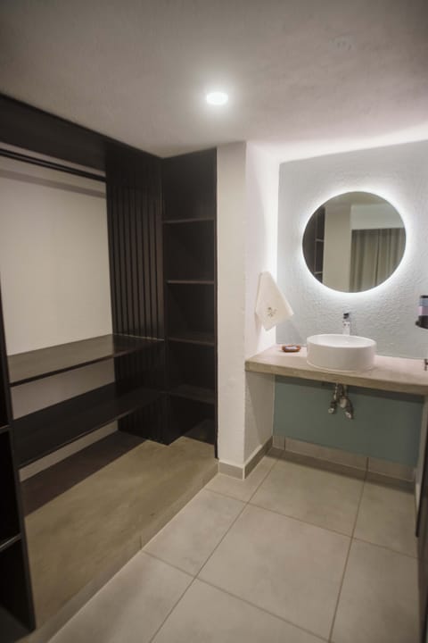 Grand Room | Bathroom | Shower, rainfall showerhead, towels