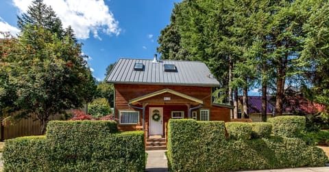 Welcome to Hadley's Hideaway! Street parking permissible during spring, summer, and fall only, please!