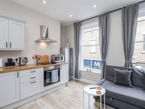 Cottage | Private kitchen | Fridge, microwave, electric kettle, toaster