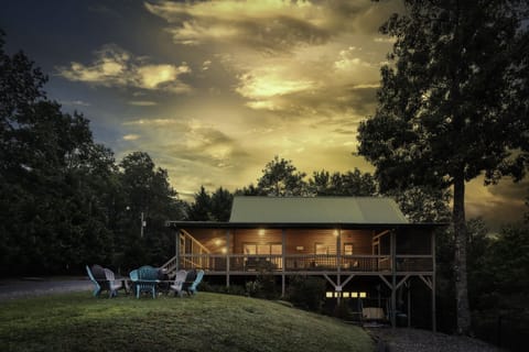 Beautiful Cabin with amazing indoor/outdoor spaces close to everything!