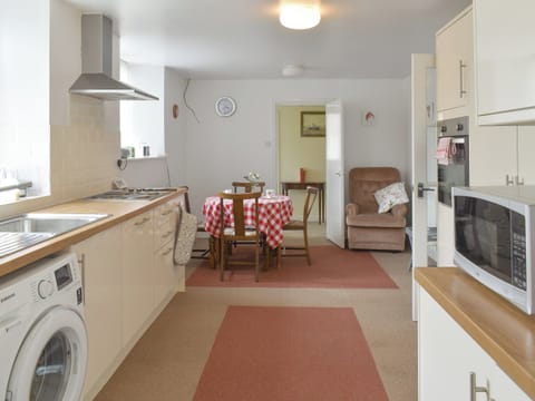 Kitchen/diner | Sisial Y Gwynt, Llanarmon yn Lal
