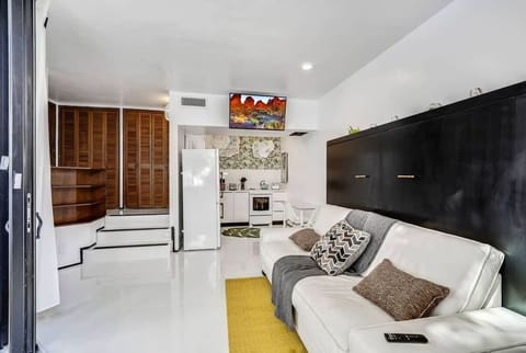 Living room area equipped with Smart TV and Wifi. 