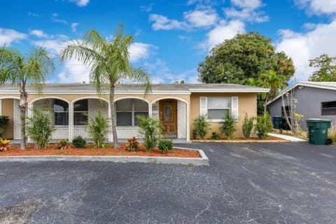 House facade, with the view from the driveway. Quiet neighborhood