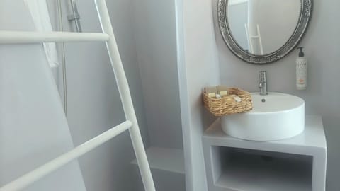 Suite | Bathroom | Bathtub, free toiletries, hair dryer, towels