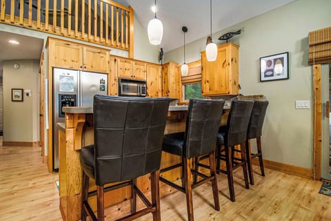 Bar Seating in Kitchen - Enjoy your meals at the available Bar Seating overlooking the Kitchen