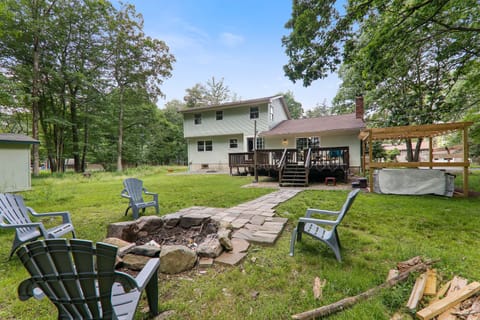 Spacious Back Yard with something for everyone to do!!