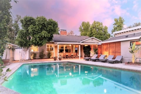 Evening Lighting is the best.... Welcome to Sherman Oaks, California