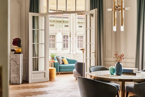 Presidential Suite | Living area | 50-cm Smart TV with digital channels, TV, heated floors