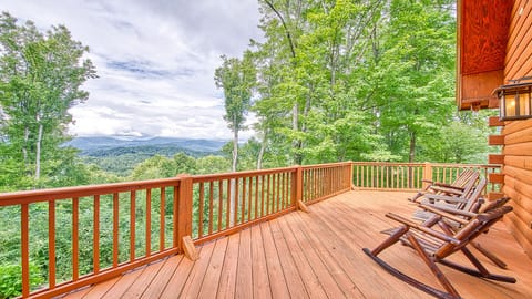 Beautiful long range views of the Smoky Mountains!