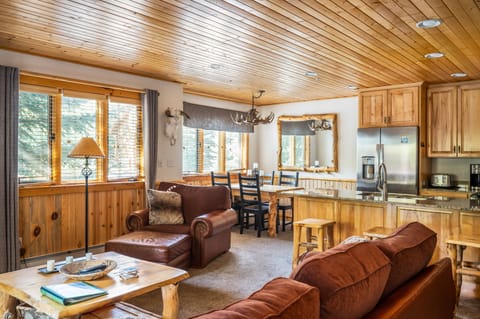 Eating area with kitchen counter/breakfast bar