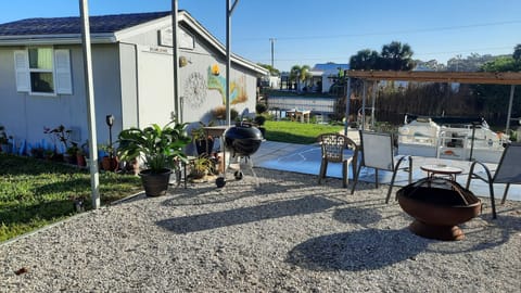 Tranquil outdoor space on the canal. BBQ, Firepit, cornhole