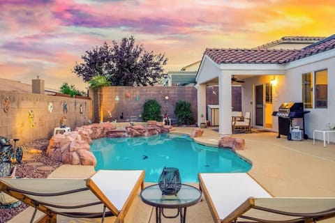 Welcome to our magnificent royal residence! Home is where the pool is, so jump in and take advantage of the beautiful Henderson weather. Taking those Instagram-worthy photographs will undoubtedly be a joy for you.