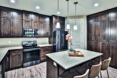 Entrada #594 Kitchen Brand New ('18), New Samsung Appliances, w/ a Island