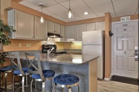 Large counters and 4 barstools 