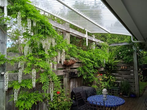 Private deck with lovely afternoon sun.
Great for el fresco dining.