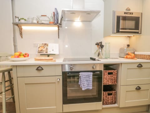 Cottage | Private kitchen | Fridge, dishwasher, electric kettle, toaster
