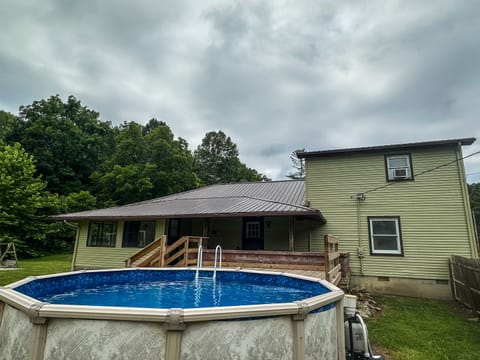 1st Choice Lodging - Rider's Roost - Exterior + Pool