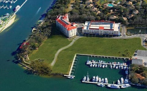 Condo (3 Bedrooms) | Property amenity